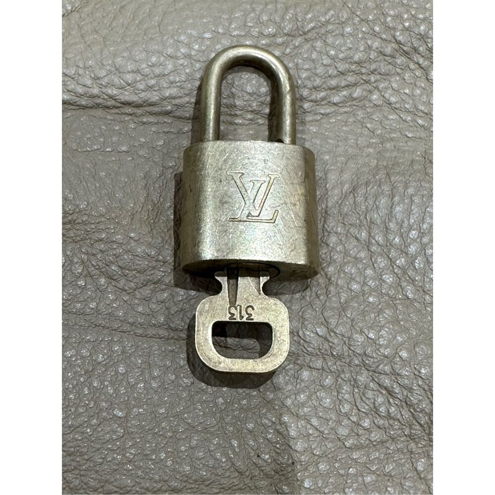 Louis Vuitton Vintage Brass PadLock & Key Lock & Key Authentic #313